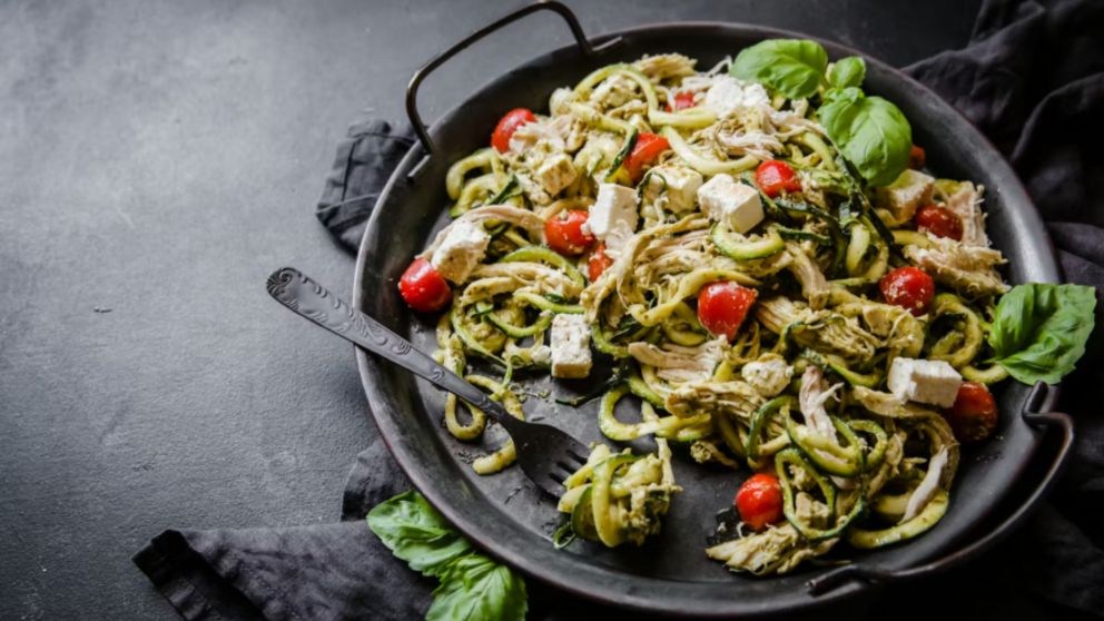 La ensalada mediterr�nea de calabac�n y pollo al pesto se presenta como una alternativa fresca, ligera y libre de carbohidratos refinados para los almuerzos diarios.
