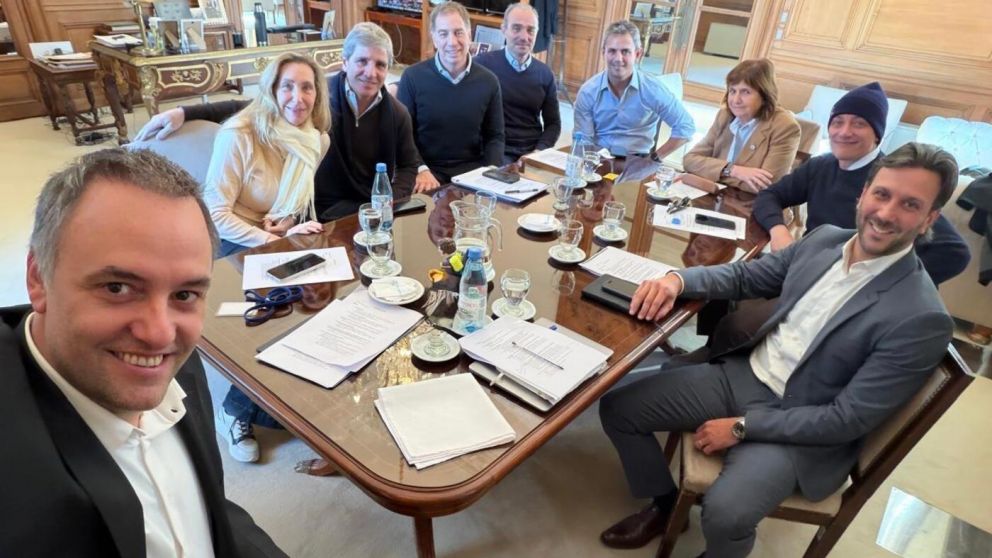 La mesa pol�tica se reuni� en medio de la fuerte interna libertaria y hubo foto de unidad.