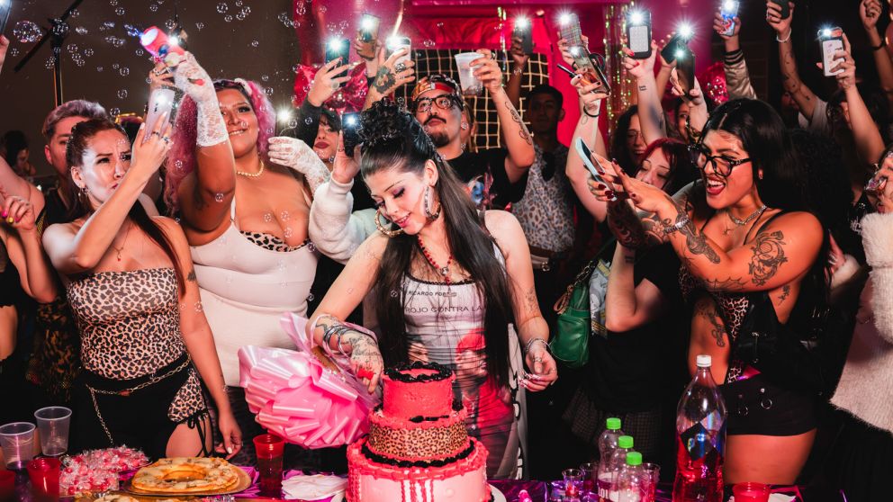Hellolola presenta "Arranc� con fuerza" y lleva su est�tica ca�tica a otro nivel