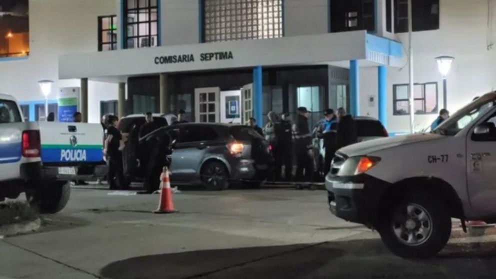 El auto baleado en la Comisaría Seccional Séptima.
