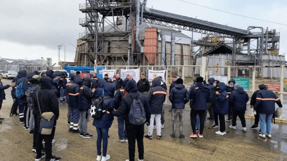 Aceiteros convocó a un paro por tiempo indeterminado y se paraliza la exportación de granos.