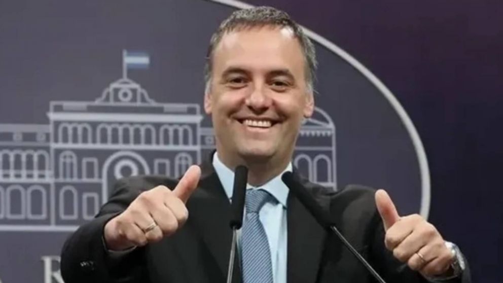 A su tiempo: Manuel Adorni prepara su declaración jurada eludiendo las presiones de Patricia Bullrich y Victoria Villarruel.
