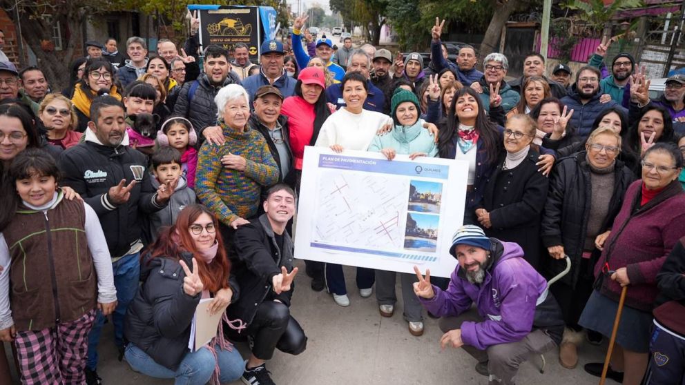 Mayra Mendoza y Eva Mieri recorrieron nuevas obras de pavimento en Solano y entregaron árboles nativos