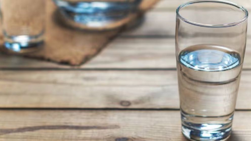 El truco del vaso de agua para mejorar la memoria.