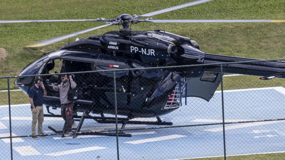 Neymar lleg� en su helic�ptero personal a la concentraci�n de Brasil.