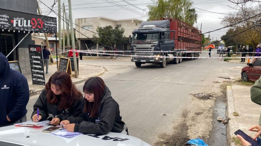 Dos camiones provocaron graves daños en el tendido eléctrico y generaron cortes de luz en Quilmes