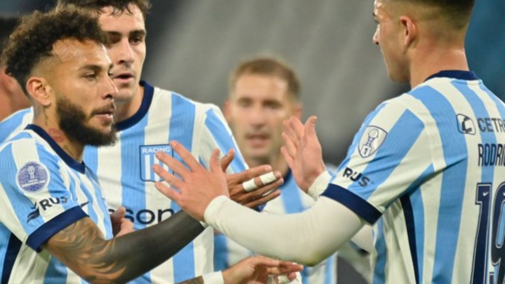 El festejo de Vergara, autor del primer gol de Racing en el triunfo ante Independiente Petrolero.
