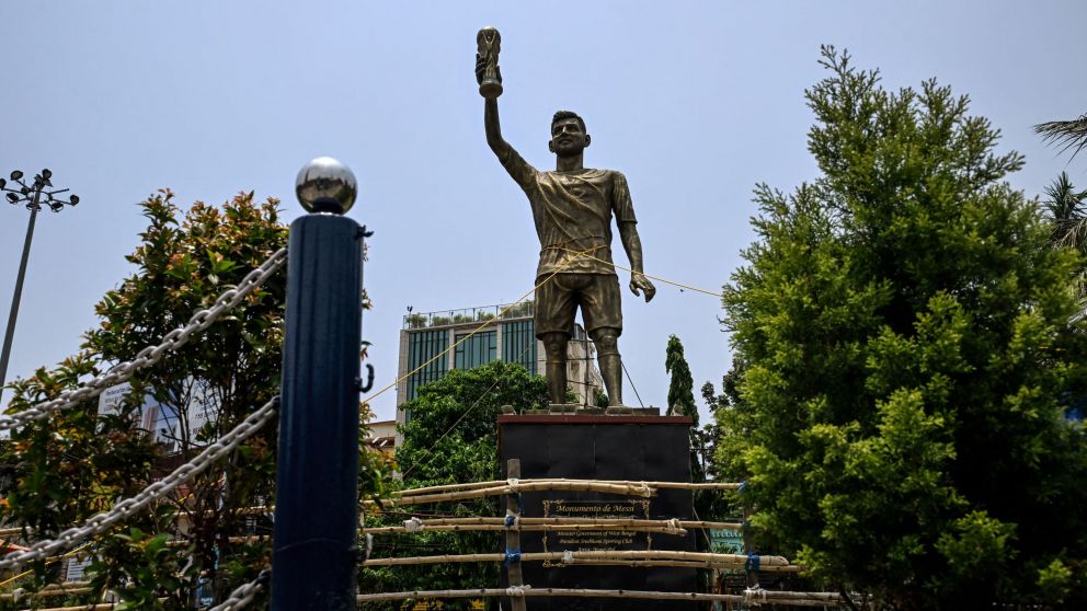 La estatua de Messi en la India duró poco tiempo en su lugar.