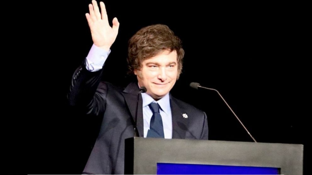 Javier Milei habla en vivo desde el foro económico ante empresarios.