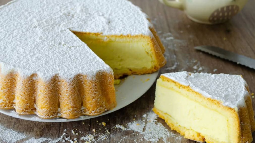 La tarta de ricota clásica terminada con azúcar impalpable es un recurso infalible para renovar el menú de la merienda familiar.