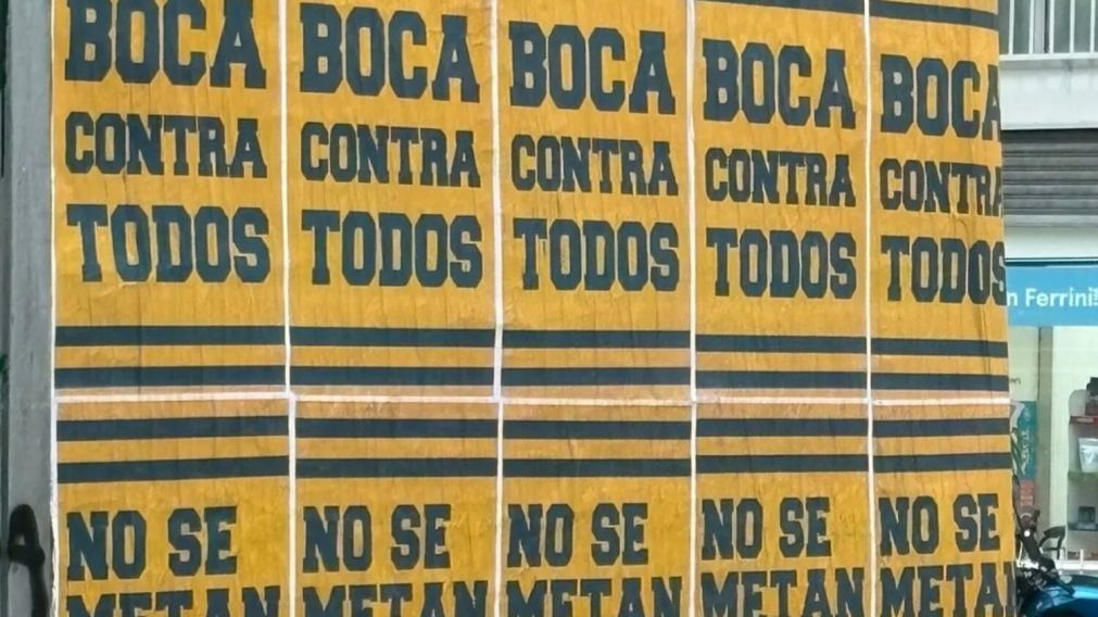 En los alrededores de la Bombonera aparecieron fuertes y contundentes mensajes en la previa del decisivo partido de esta noche ante Universidad Cat�lica.