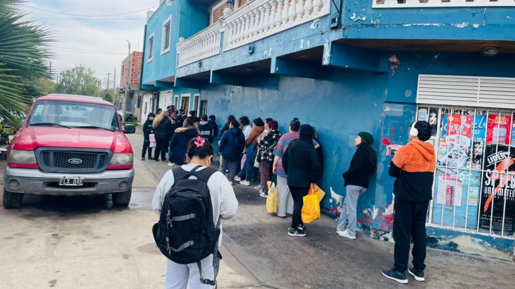 Comedores al límite: trabajadores y "ex clase media" se suman a la fila por un plato de comida