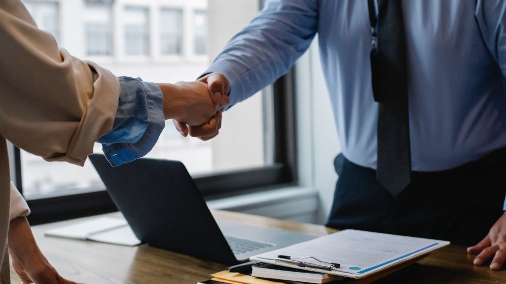 Los movimientos astrales de la semana agilizan la firma de contratos postergados y destraban las negociaciones clave en el entorno laboral.
