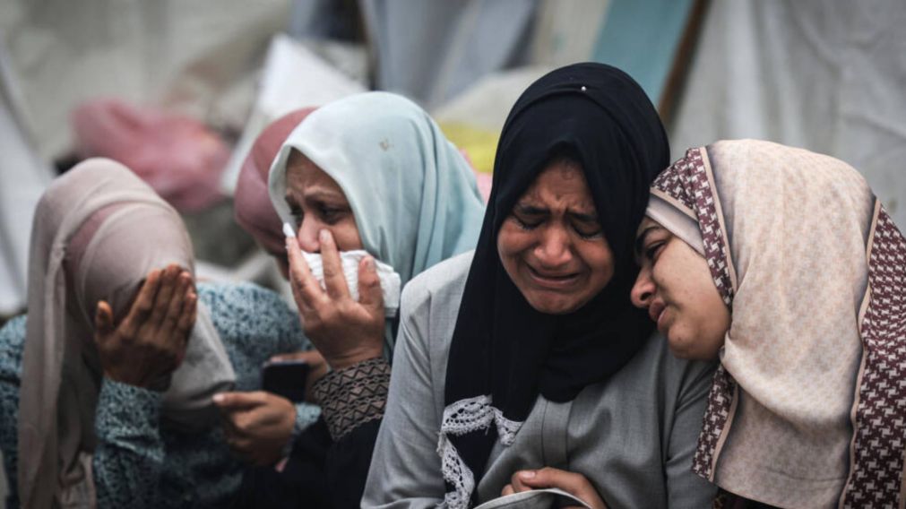 Realizaron un funeral masivo en Gaza tras los bombardeos israel�es en pleno Eid al-Adha.