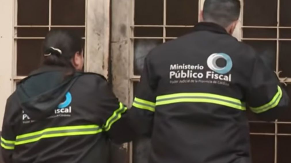Peritos del Ministerio P�blico Fiscal (MPF) levantan huellas en la puerta de la casa del �nico detenido por el caso.