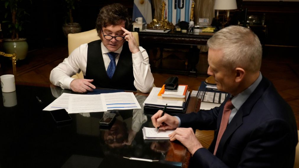 Javier Milei en la Casa Rosada, en una llamada con el canciller alem�n, Friedrich Merz.