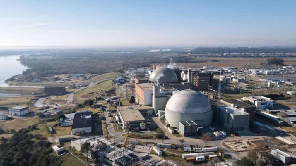 Renuevan por diez años la licencia de operación de la Central Nuclear Atucha II.