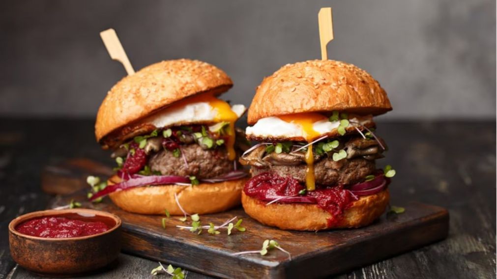 Un pedido de dos hamburguesas terminó generando enojo por lo que recibió la clienta (Imagen ilustrativa).