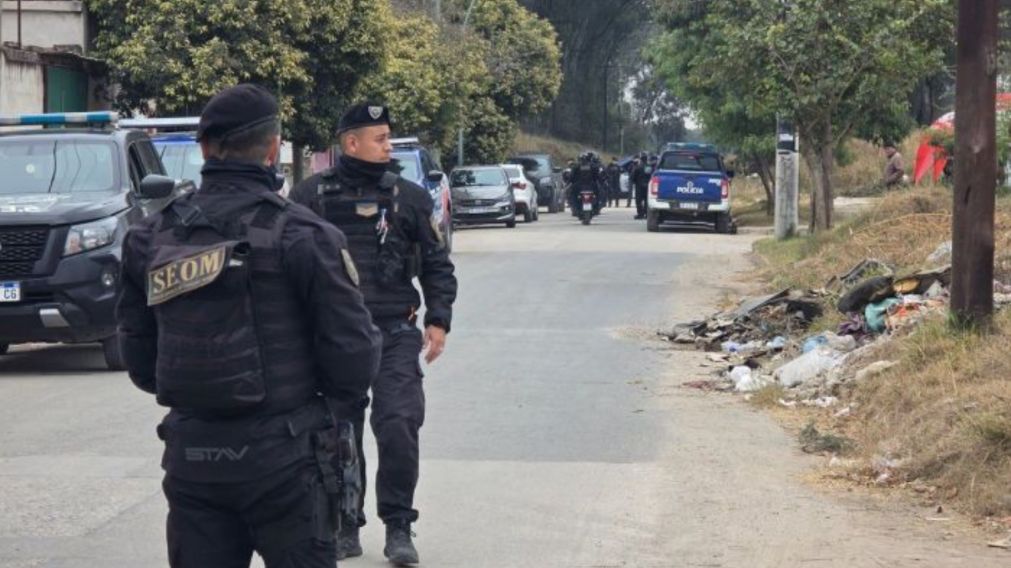 Hallan un auto rojo igual al que mencionó el único detenido por la desaparición de Agostina Vega