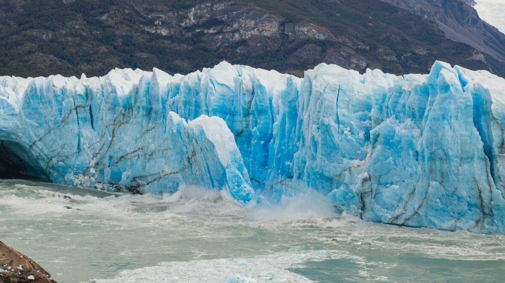 Los gigantes de hielo, los lagos de origen glaciario y las montañas patagónicas conforman uno de los paisajes más impresionantes de Argentina.