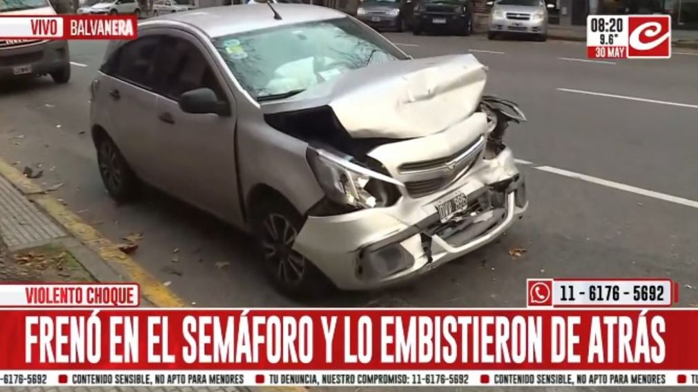 El chofer del automóvil impactado fue llevado a una clínica privada con un fuerte traumatismo (Captura de TV).