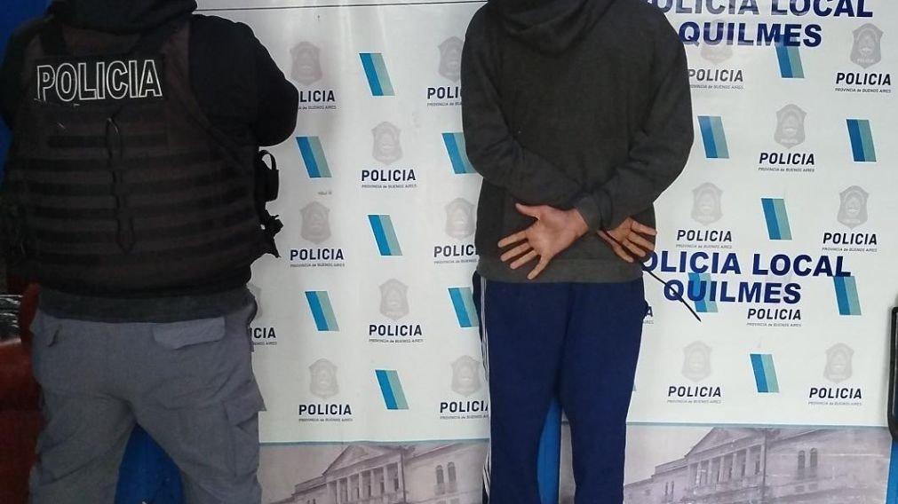 Detuvieron a un joven en Bernal y secuestraron un chaleco antibalas, un arma y motos robadas