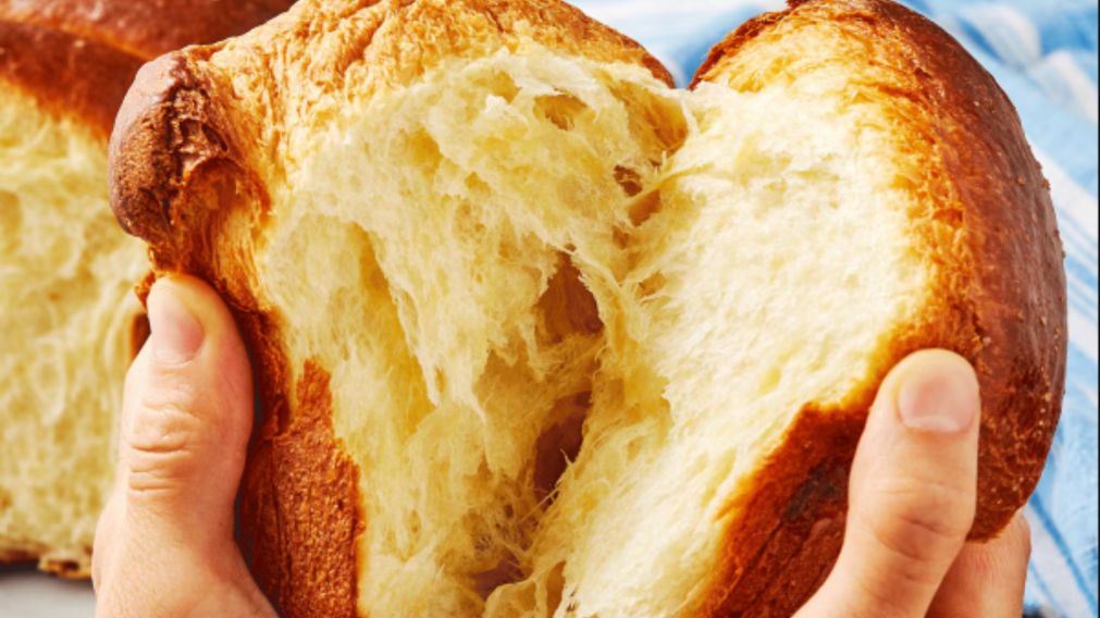 El auténtico pan brioche destaca por su corteza dorada y brillante, un acabado que se logra pincelando la masa con yema de huevo antes de ingresar al horno.