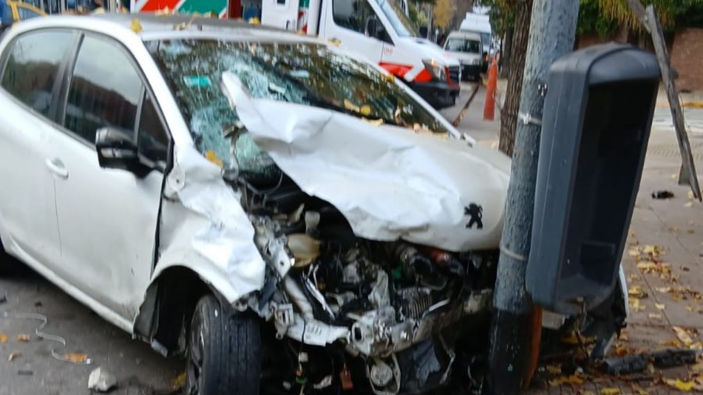 Ambos rodados terminaron con serios daños en su parte delantera (Crónica).