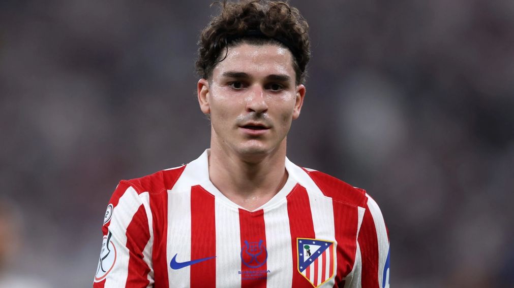 Juli�n �lvarez es seguido de cerca por el Barcelona.