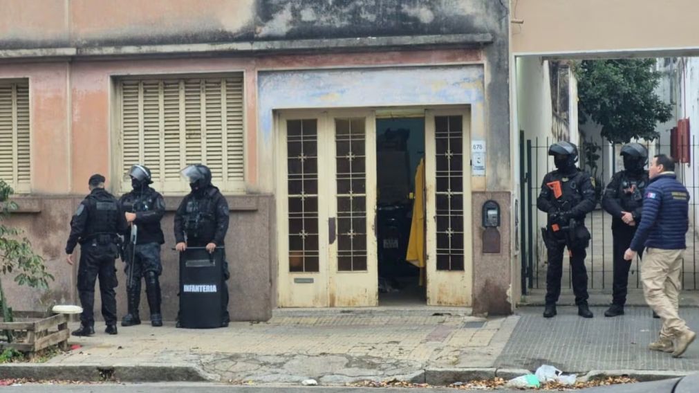 El alarmante motivo por el cual polic�as custodian la casa de Barrelier, imputado por el crimen de Agostina.
