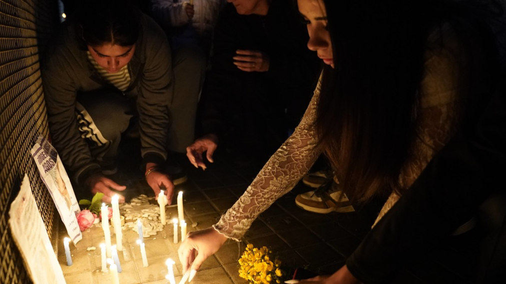 Armaron un santuario en la puerta de la casa de los abuelos de Agostina Vega