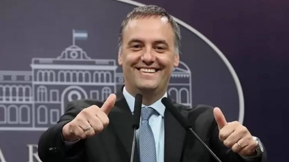 Esta es la última declaración jurada de Adorni: inmuebles, dólares en efectivo y una cuenta en Estados Unidos.