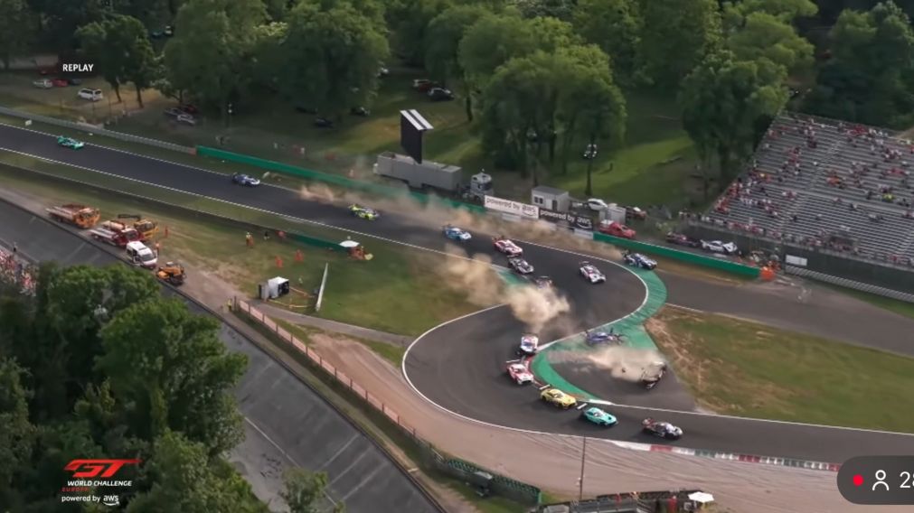 En la largada del GT World Challenge ocurrió un impactante accidente en cadena que produjo que, al menos, 10 autos no pudieran terminar la carrera.