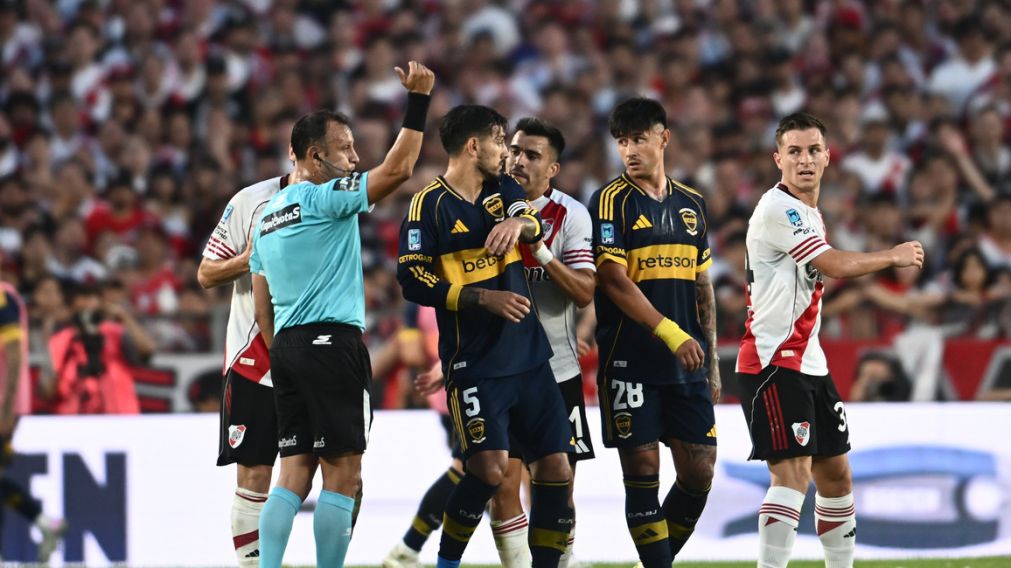 El último Superclásico habría sido el detonante de la situación entre Paredes y Acuña, según la versión de Caruso Lombardi.