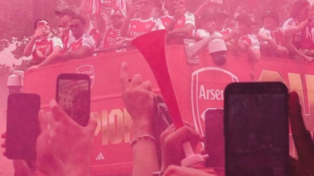 El plantel de Arsenal salió a las calles de Londres para celebrar la obtención de la Premier League, después de 22 años.