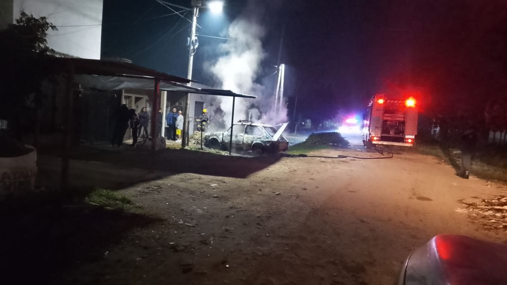 Quilmes: incendian un auto frente a una vivienda tras un conflicto vecinal