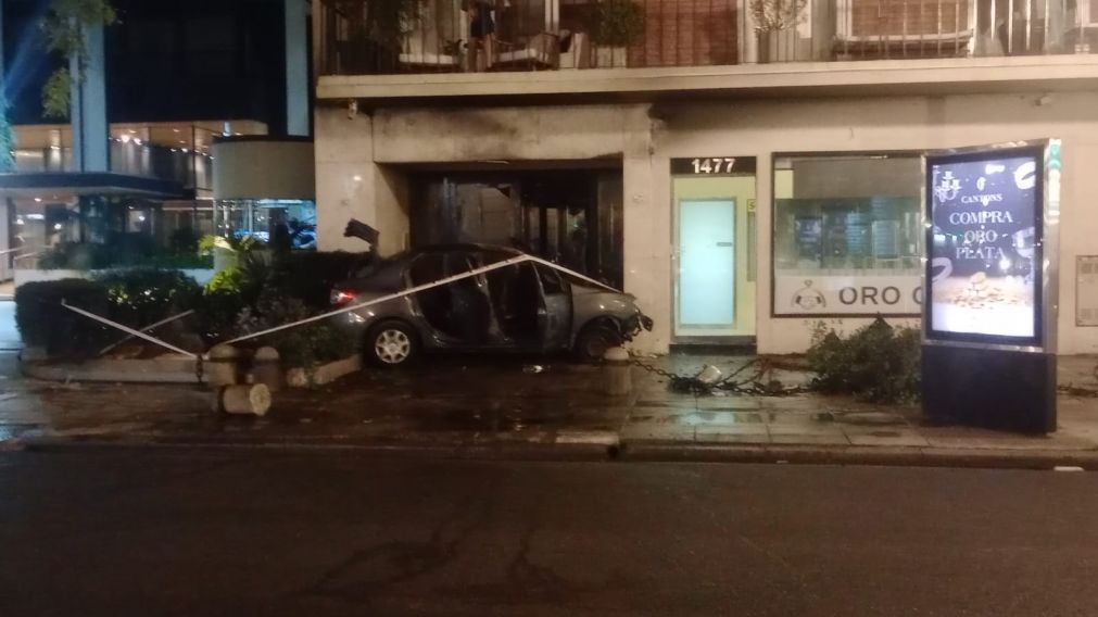 Así quedó el auto tras colisionar contra el frente del edificio y prenderse fuego en Recoleta.