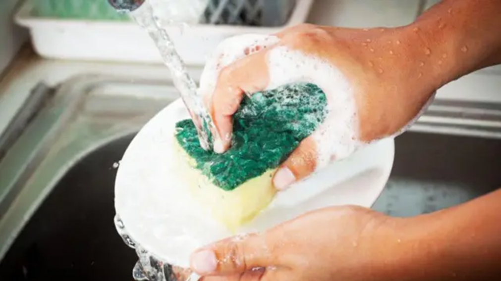 El truco infalible para desinfectar la esponja de la cocina en pocos pasos