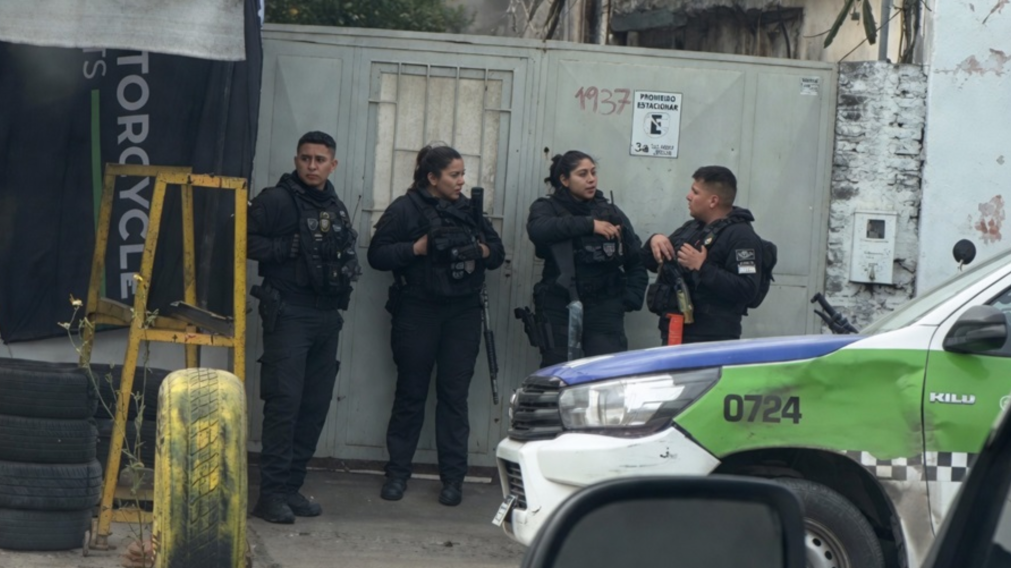 Efectivos policiales en el lugar del crimen (Gentileza Contexto Tucum�n).