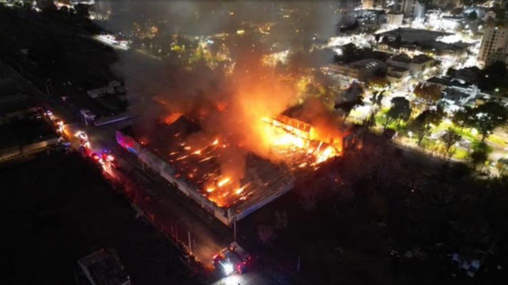 El voraz incendio en R�o Negro pudo verse en la provincia De Neuqu�n (NA).
