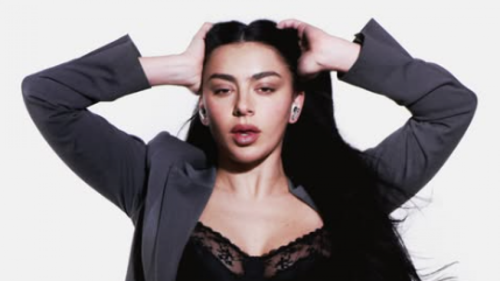 Charli XCX presenta "Music, Fashion, Film", su nuevo álbum de estudio