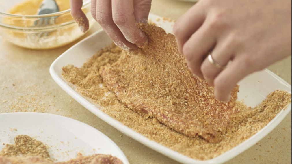 Reemplazar el pan rallado por salvado o copos de avena es el truco ideal para lograr una corteza crujiente con m�s fibra.
