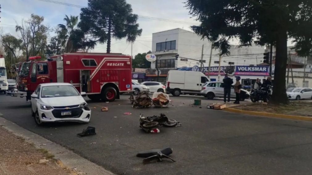 Impactante accidente en una esquina de Bernal: dos motociclistas terminaron hospitalizados