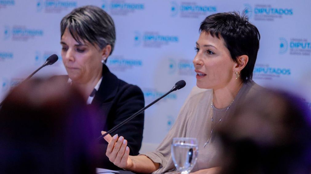 Mayra Mendoza presentó la "Ley Ema" para prohibir la violencia digital