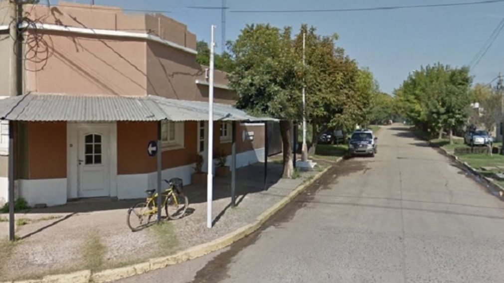 Un hombre con pedido de captura atacó una comisaría, mató a un policía y murió en un tiroteo.
