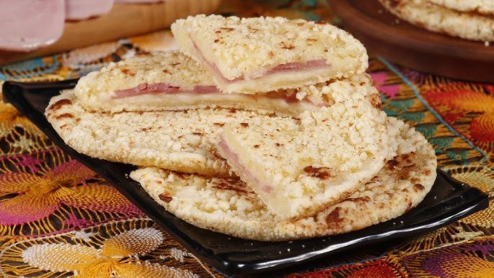 Receta que se resuelve cualquier comida: c�mo hacer Mbej� relleno de jam�n y queso, con m�nimos ingredientes.