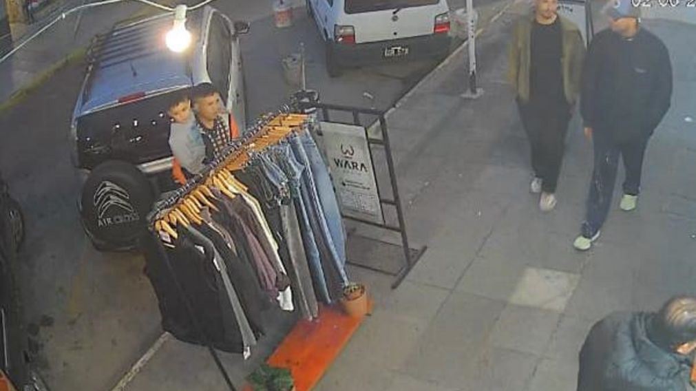 Robó cuatro jeans en un comercio de Ezpeleta mientras llevaba a un nene en brazos