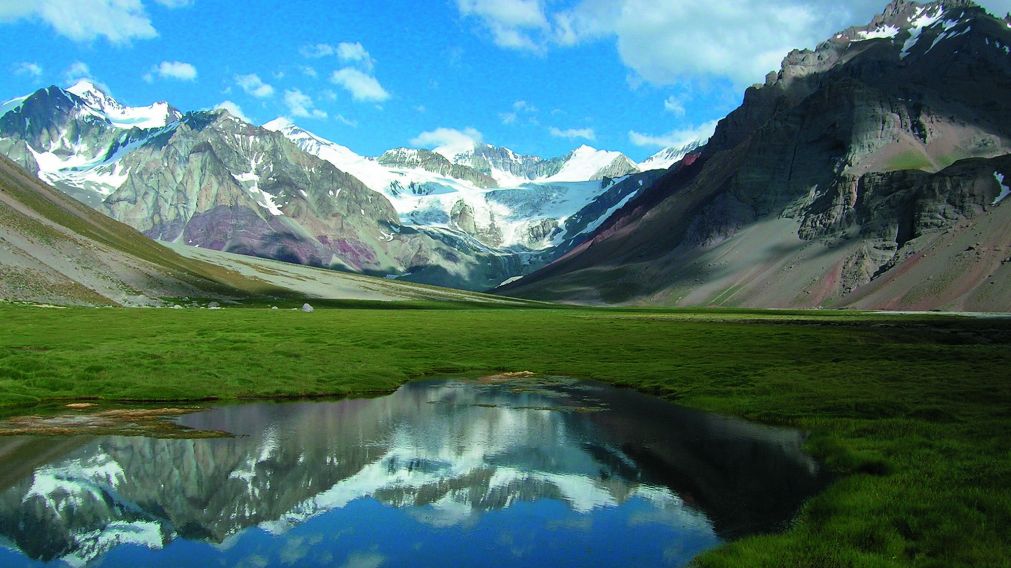 El espejo de agua de origen glaciar ofrece una de las vistas m�s impresionantes de la cordillera mendocina.