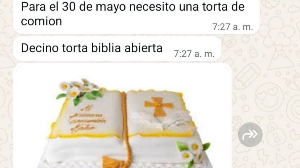 Le encargaron una torta con forma de Biblia y sorprendió con su gran producción (Captura X).