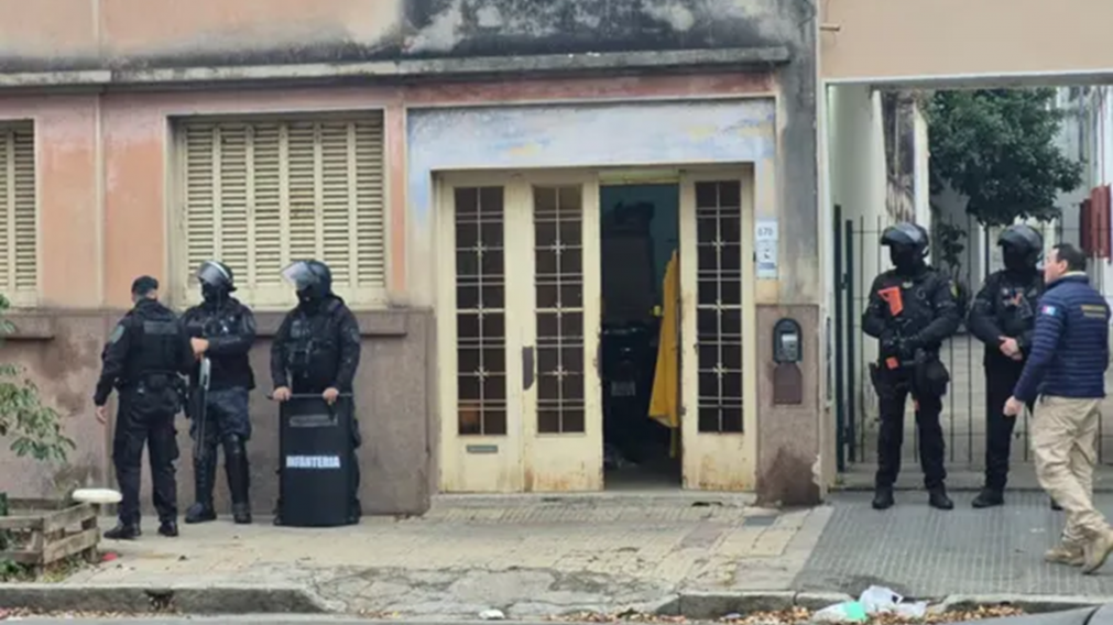 Por tercera vez allanaron la casa del principal acusado.